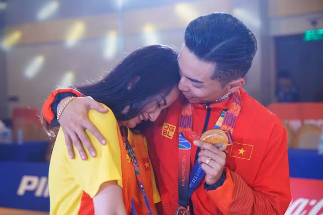 Khanh Thi om cham Phan Hien khoc nuc no khi chong gianh HCV o SEA Games