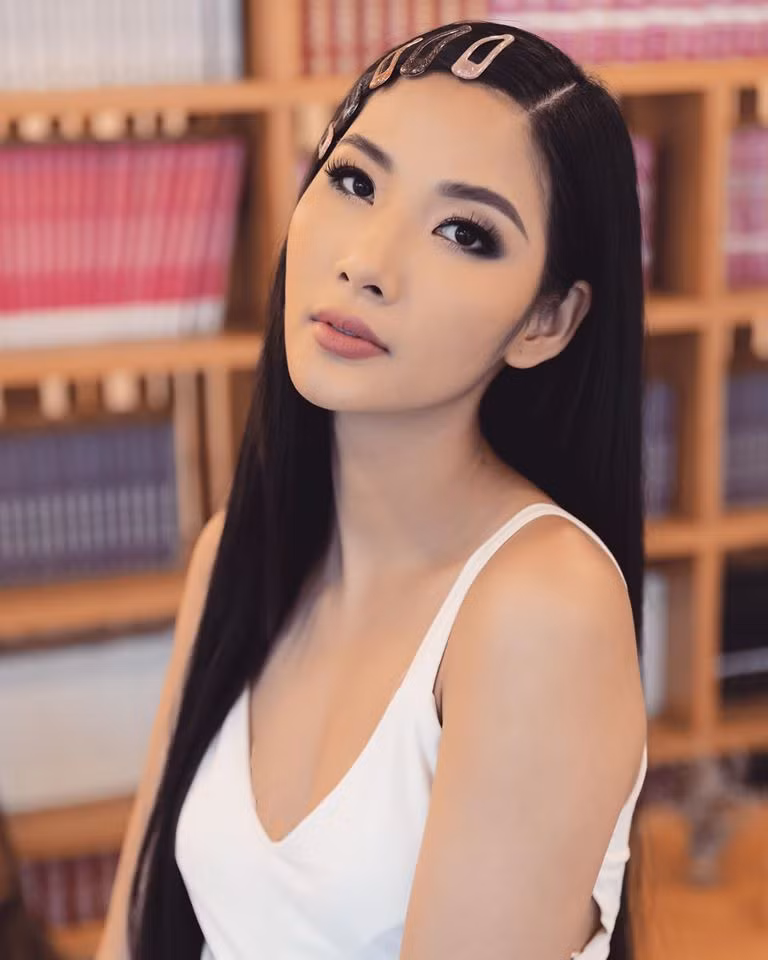 Hiện tại, Hoàng Thùy đang gấp rút chuẩn bị để lên đường tham gia cuộc thi Hoa hậu Hoàn vũ Thế giới 2019.