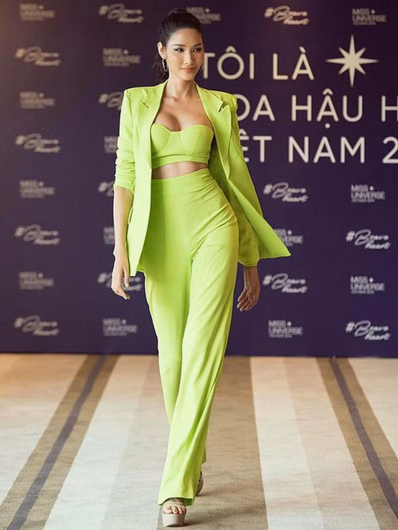 Đặc biệt, vòng 1 của Hoàng Thùy nảy nở thấy rõ so với thời điểm cô mới bước chân vào showbiz.
