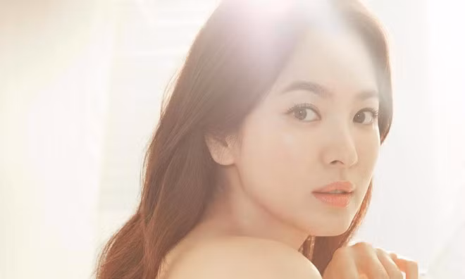 Điều đặc biệt nhất của Song Hye Kyo chính là vẻ đẹp tự nhiên, thách thức thời gian, tuổi tác. Ở tuổi 38, cô vẫn là hình mẫu lý tưởng của nhiều đồng nghiệp khác giới.