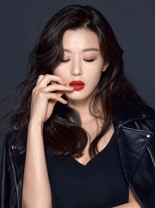 Dù đã vắng bóng trên màn ảnh khá lâu, cô vẫn được coi là “Nữ hoàng quảng cáo” của showbiz Hàn.