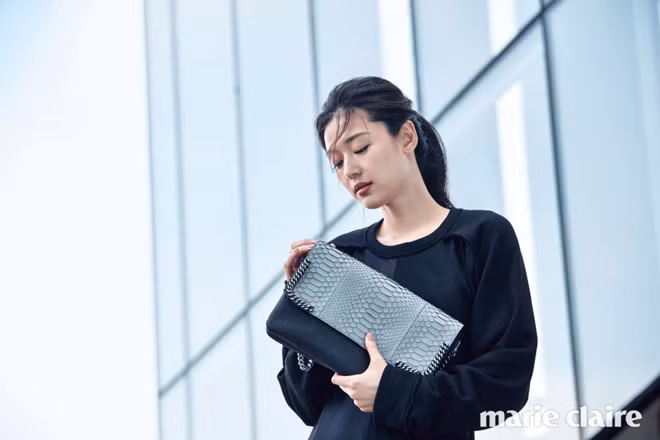Ở tuổi 38, trải qua 2 lần vượt cạn, “mợ chảnh” vẫn là sao nữ được đánh giá có gương mặt mộc đẹp nhất Kpop. Không chỉ giữ được nét đẹp tươi trẻ theo thời gian, nữ diễn viên sinh năm 1981 còn duy trì được vóc dáng chuẩn mẫu với chiều cao nổi trội 1,74 m.