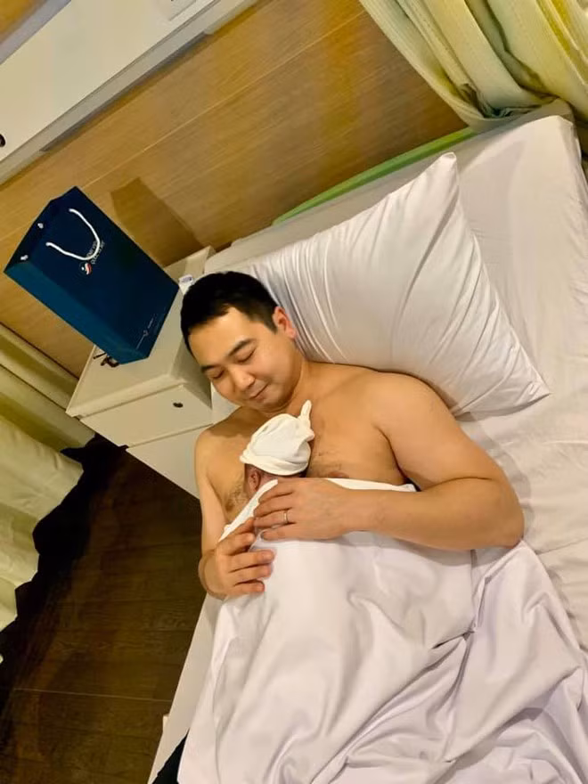 Lan Khue sinh con dau long sau chuoi ngay cho phat sot ruot