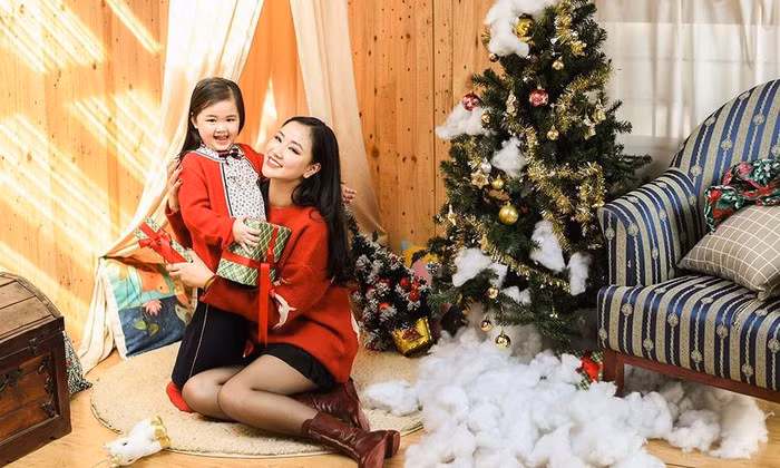 Bỏ mặc đằng sau những đồn đoán quanh việc con gái của Maya chính là kết quả mối tình chóng vánh giữa cô và đại gia đã có vợ, giọng ca sinh năm 1988 chọn cuộc sống làm mẹ đơn thân. Cô dồn tâm sức cho con gái, nghệ thuật và công việc.