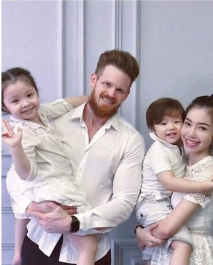 Mãi đến đầu năm nay, thông tin ông xã Elly Trần mới lộ diện. Theo thông tin lan truyền, ông xã cựu hot girl mang quốc tịch Mỹ và có nhiều năm làm việc trong lĩnh vực thể hình tại Việt Nam.