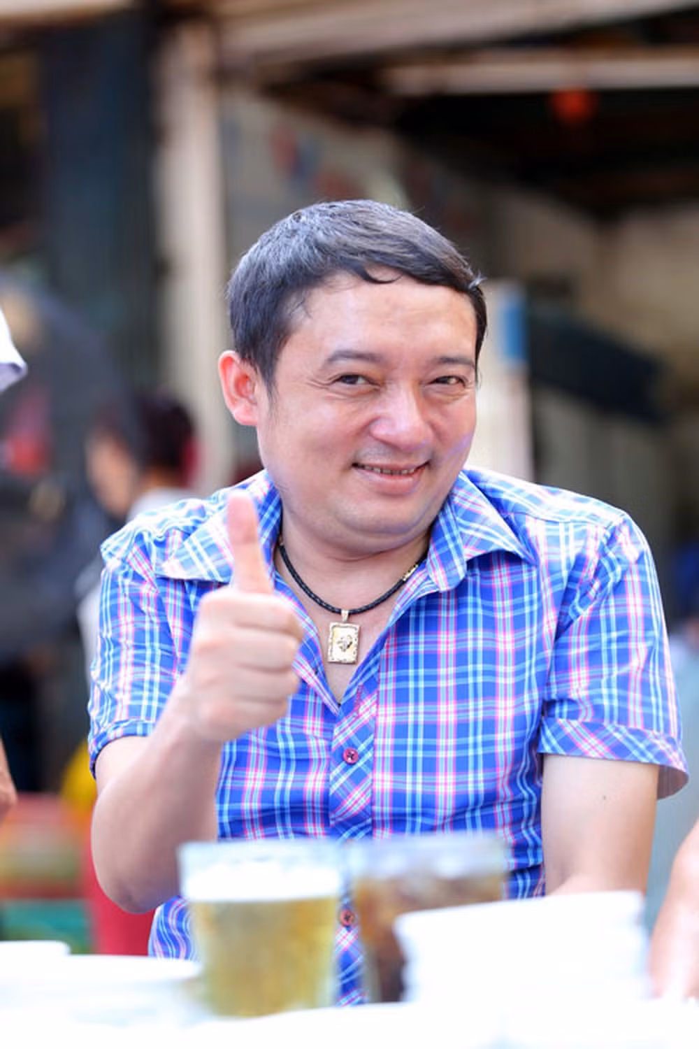 "Trước giờ bóng lăn, chỉ mong đội tuyển của chúng ta hãy vững vàng tâm lý kiên định rõ ràng đấu pháp mà thầy Park đưa ra... Chúc cho đội tuyển của chúng ta sức khỏe, may mắn, quyết tâm và vô địch", danh hài Chiến Thắng chia sẻ.