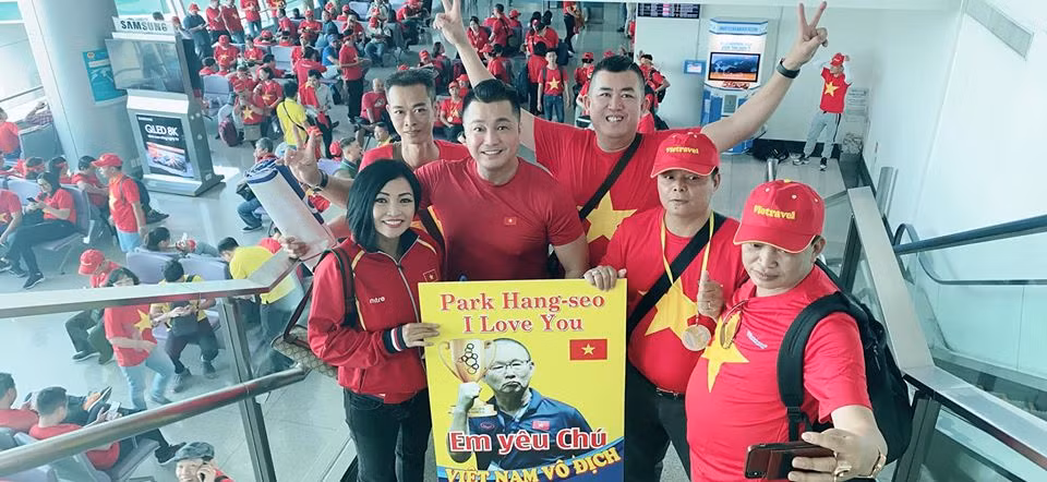 Sáng 10/12, diễn viên Lý Hùng, ca sĩ Phương Thanh cùng hàng trăm cổ động viên đã bay sang Philippines theo dõi trận chung kết.