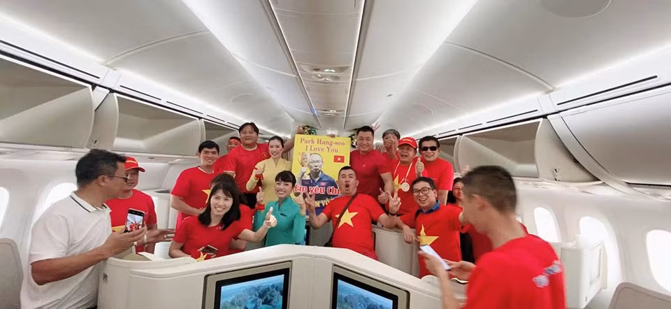 "Không khí hào hùng sôi nổi trước giờ bay... chuyến bay đặc biệt đem 2 cúp vàng bóng đá SEA Games về Việt Nam", danh hài Nhật Cường chia sẻ.
