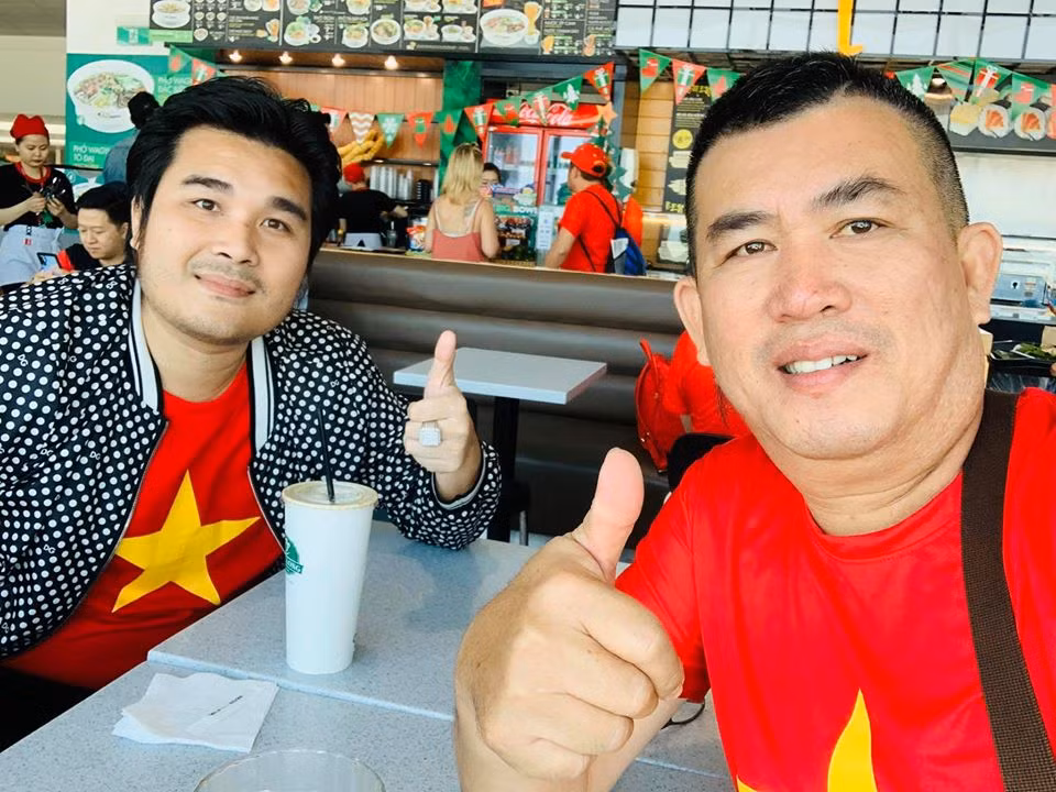 Hình ảnh danh hài Nhật Cường trước chuyến bay.