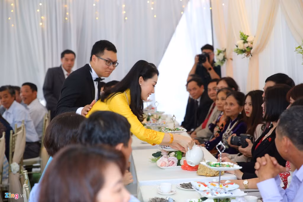 Trước đó, cặp uyên ương thực hiện bộ ảnh cưới tại Pháp, nhưng cả hai vẫn giữ kín đến phút chót. Theo chia sẻ từ cô dâu, gia đình chồng không quen với môi trường showbiz, nên mong muốn lễ cưới diễn ra trong không khí riêng tư nhất có thể.