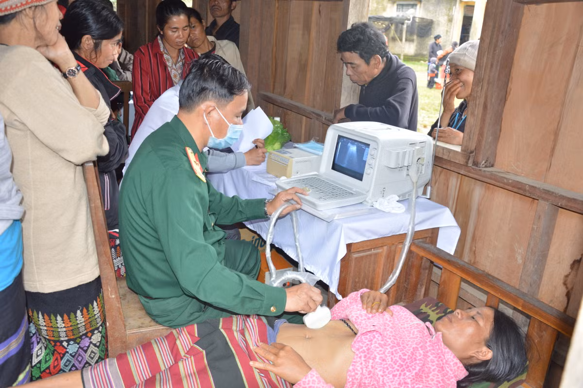 Quang Nam: Tham, tang qua, kham benh cap thuoc cho nhan dan Lao