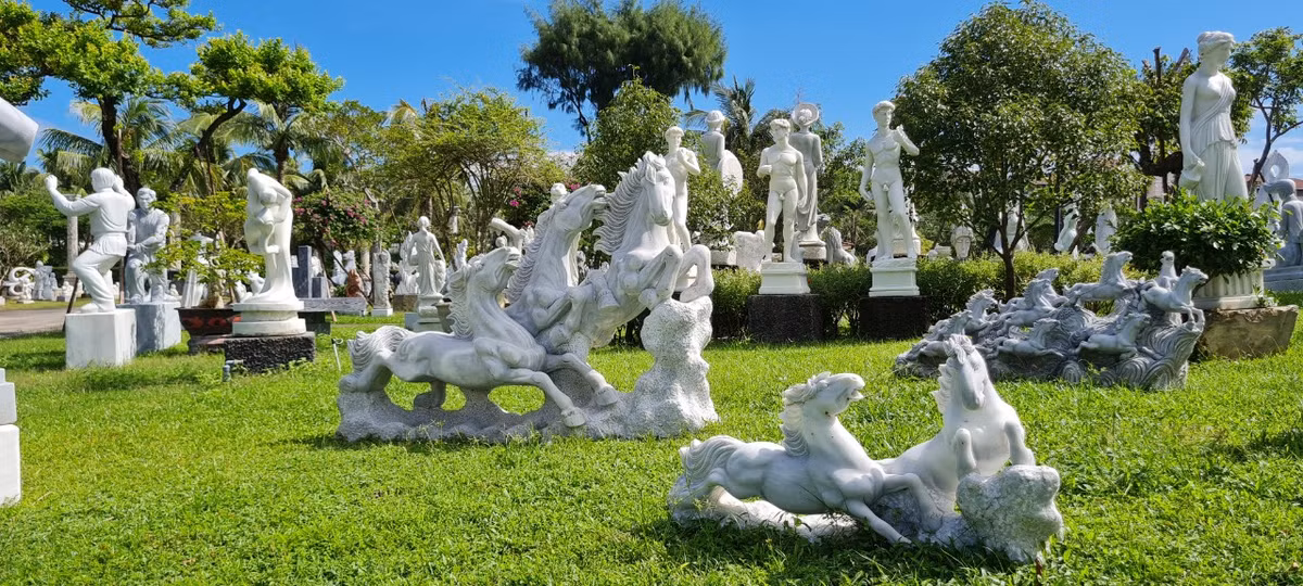 Đến tìm hiểu, chiêm ngưỡng những tác phẩm mỹ nghệ đặc sắc.