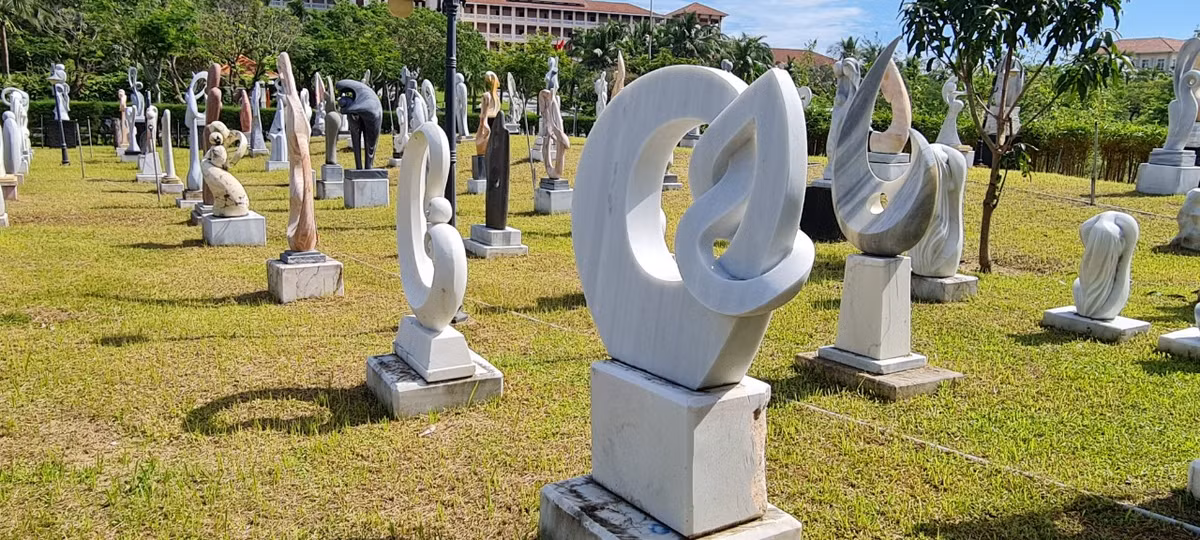 Cả khu vườn bạt ngàn những tác phẩm tài hoa của người thợ đá, nằm ngay dưới chân núi Ngũ Hành Sơn.