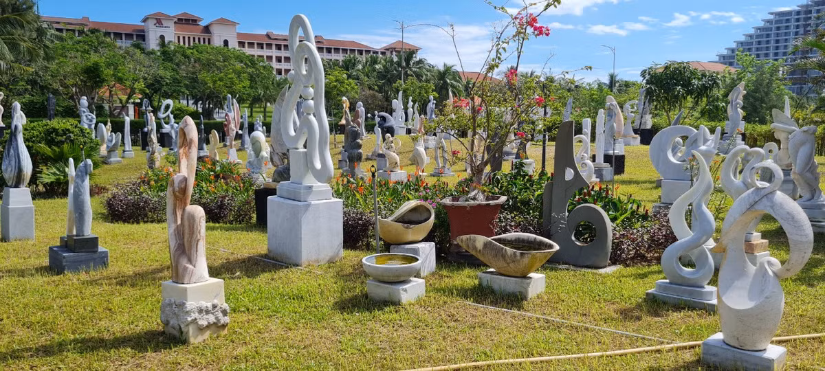Tất cả tạo nên sức hấp dẫn của khu vườn tượng đá dưới chân núi huyền thoại trên đất Đà thành.