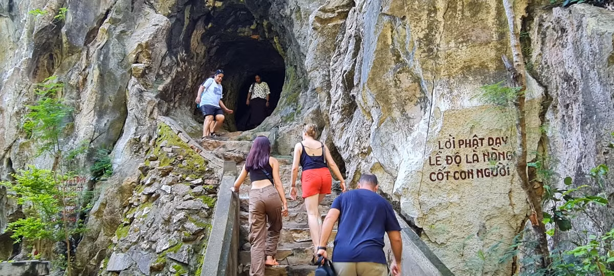Các vách đá và hang động ở Ngũ Hành Sơn còn là nơi lưu giữ nhiều giá trị về lịch sử - văn hóa, trong đó có ma nhai (văn tự được khắc lên vách đá) vừa được công nhận là Di sản tư liệu thế giới. 