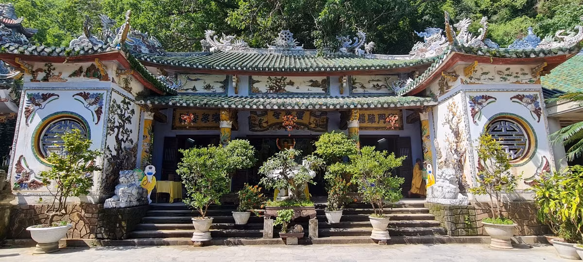 Chùa Linh Ứng Non Nước - Ngũ Hành Sơn với tuổi đời hàng trăm năm.