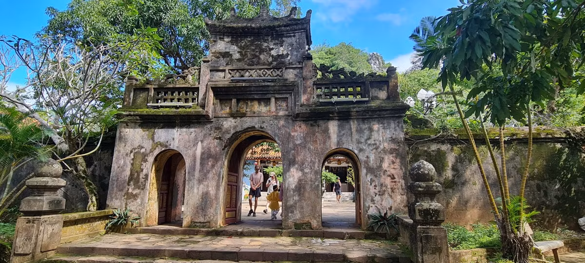 Chùa Tam Thai mang nhiều nét kiến trúc của Phật giáo cổ.