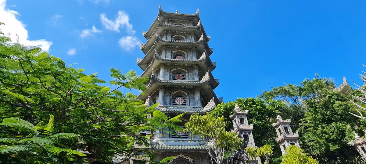 Ngũ Hành Sơn còn là nơi hội tụ nhiều công trình kiến trúc văn hoá và lịch sử đặc sắc.