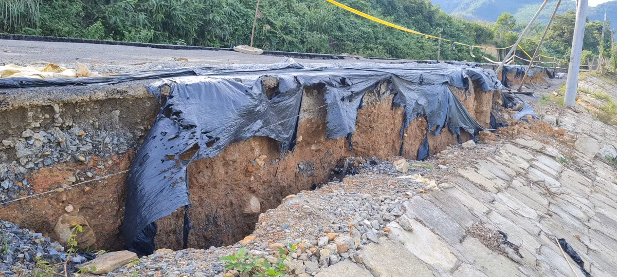 Sụt lún đã tạo ra một khoảng cách lớn giữa lòng đường và lề đường.