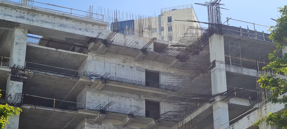 Bê tông cốt thép lởm chởm đã bắt đầu gỉ sét.