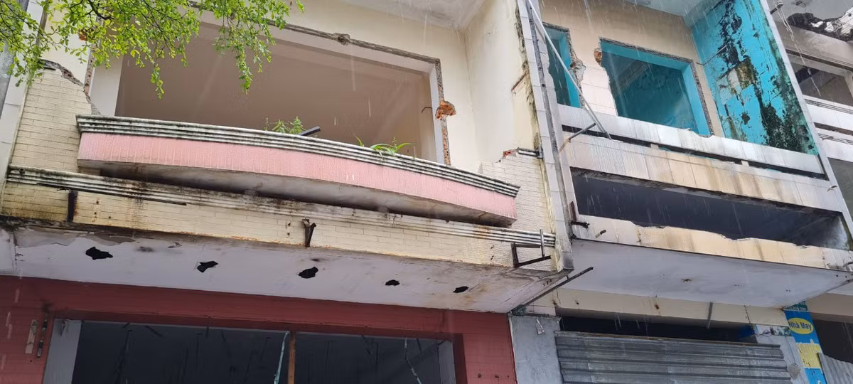 Tuyến phố với những căn nhà 3-4 tầng bỗng trở nên hoang vắng, khiến không ít người xót xa.