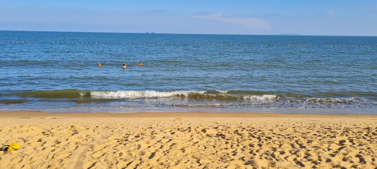 Bãi biển mang đậm nét hoang sơ, mộc mạc.
