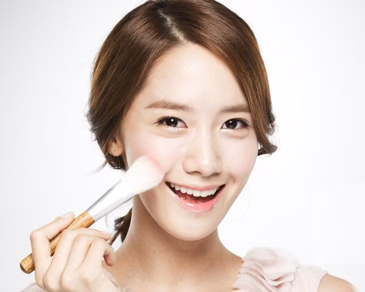 Nếu bạn đã tán phấn contour/bronzer dọc theo xương gò má và quai hàm, vậy bạn sẽ không đánh phấn highlight và má hồng. Nếu bạn tô phấn highlight lên những điểm bắt sáng trên mặt (vùng chữ T và đỉnh xương gò má), vậy bạn sẽ bỏ qua bước contour và má hồng. Với cách này, bạn sẽ làm nổi bật ưu điểm của khuôn mặt một cách tự nhiên nhất. Nếu bạn bỏ qua bước 3 tạo khối, vậy hãy đánh má hồng để gương mặt bừng sáng lên nhẹ nhàng. Mỗi hình dạng khuôn mặt có vị trí và cách đánh phấn má hồng riêng. Ảnh minh họa: Internet