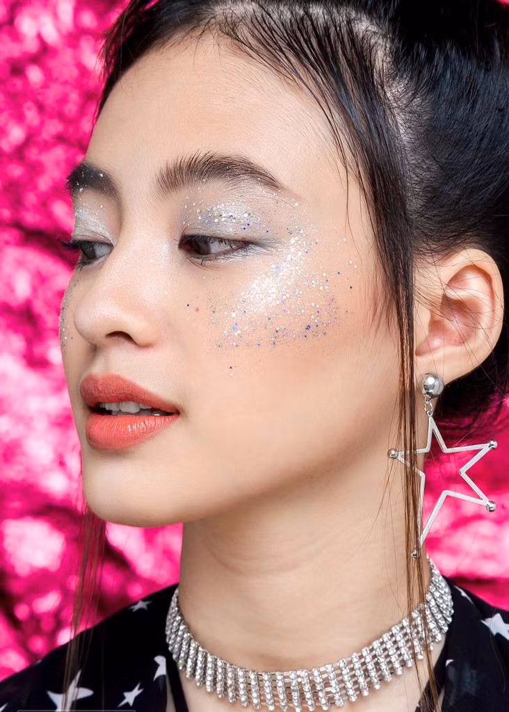Thay vì chỉ dặm nhũ lên mí mắt, bạn hãy rải nhũ lên cả gò má một cách thật khéo léo để tăng tối đa sự lộng lẫy nhưng trông vẫn nhẹ nhàng, tinh tế. Ảnh minh họa: Internet