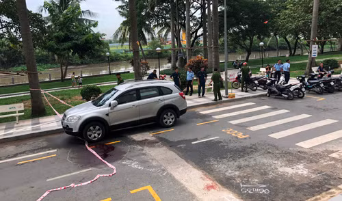 Nghi can cầm dao đuổi theo, tiếp tục đâm nhiều nhát khiến Trưởng BQL chung cư chết tại chỗ.