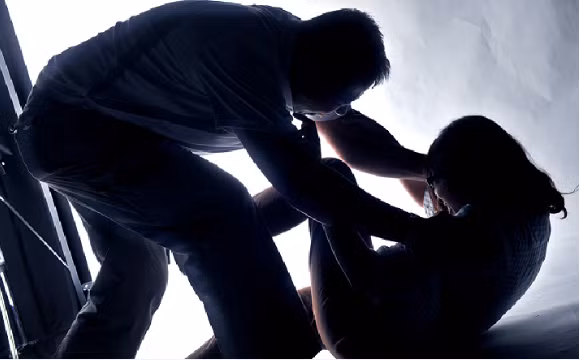 Chiều 23/10, gã mang theo con gà đến phòng trọ của chị H ăn cơm, sau đó hai người lên xe máy đi chơi. Thực đưa chị H đến một quán ăn khác, tại đây gã tiếp tục uống rượu. Thấy trời muộn, Thực rủ chị H. về nhà gã chơi. Tới nơi, thấy cảnh nhà bừa bộn, chị H. ngại không vào. Thực rủ chị ra khu mương thủy lợi trước nhà tâm sự. Tại đây, sau khi buông lời tán tỉnh, Thực đòi "quan hệ". Chị H. nhất mực từ chối và đòi về. Thực liền vớ lấy viên gạch đập liên tiếp nhiều nhát vào đầu nạn nhân. Thấy chị H nằm im, Thực đưa chị này về bậc thềm nhà mình rồi thực hiện hành vi đồi bại. (Ảnh minh họa, nguồn internet) 
