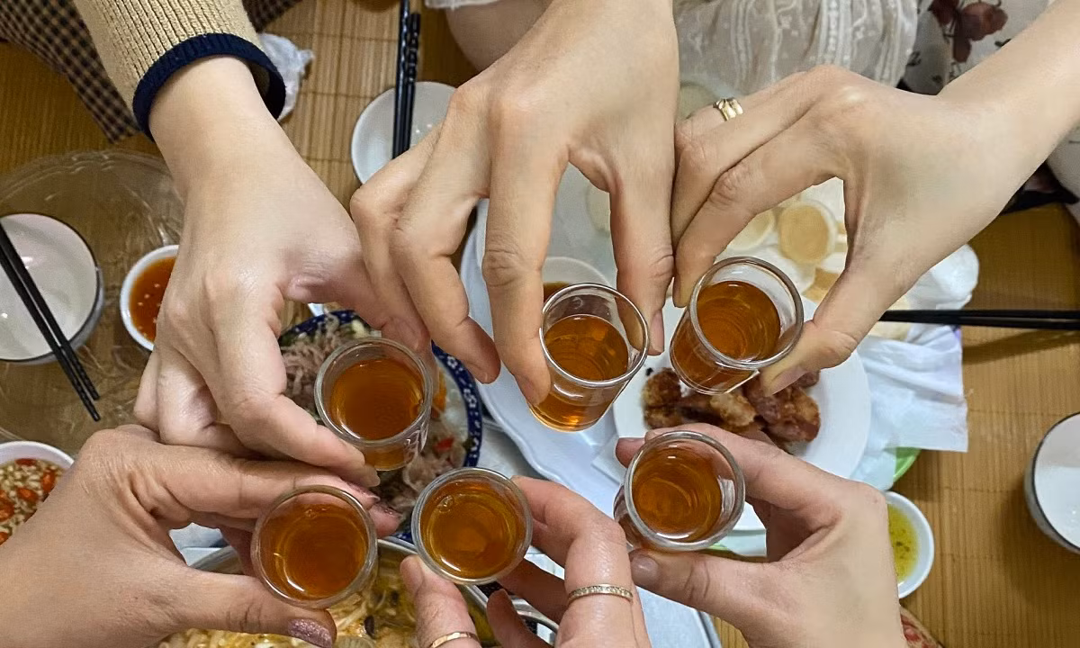 Người ở cùng phòng trọ với chị H. cho biết, chiều 23/10 người bạn trai mới quen của chị H đến ăn cơm. Người này đem theo một con gà đã mổ sẵn. Cả nhóm nấu cơm ăn uống với nhau đến tối thì chị H. đi chơi cùng người thanh niên trên. Bạn chị H. cũng nói chỉ biết người này ở Hà Nam, không biết tên, chiếc xe máy đối tượng đi là loại xe wave màu đỏ. Sau lần đi chơi ấy, chị H. đã không quay lại phòng trọ cho đến khi thi thể được phát hiện. (Ảnh minh họa, nguồn internet) 