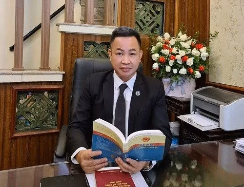 Là luật sư bảo vệ quyền lợi cho cháu VA, luật sư Nguyễn Anh Thơm- Trưởng văn phòng luật sư Nguyễn Anh (Đoàn luật sư Hà Nội) cho rằng, vai trò của người bố Nguyễn Kim Trung Thái trong vụ án này là cực kỳ vô nhân tính, ác độc, lạnh lùng nhất trong lịch sử và không đáng được tồn tại trong cuộc đời này. 