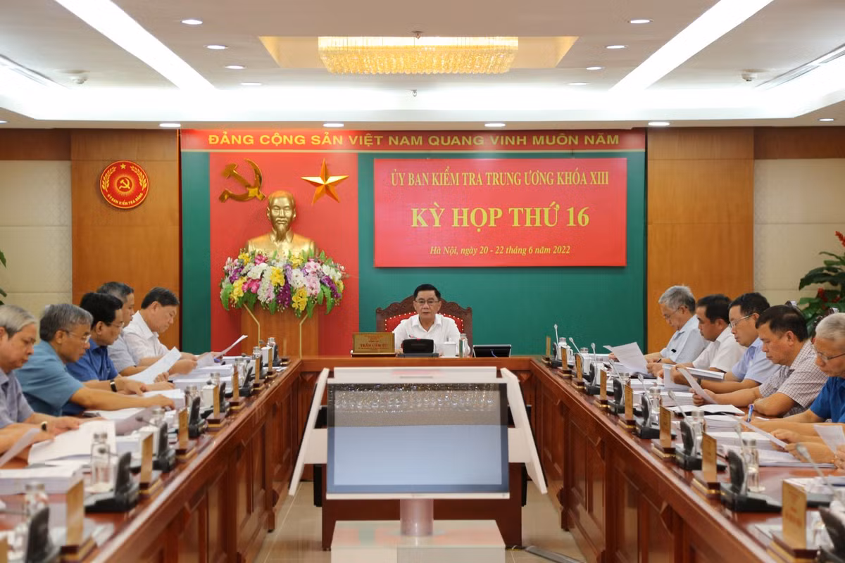 “Quan lo” ong Nguyen Thanh Phong den khi bi de nghi ky luat