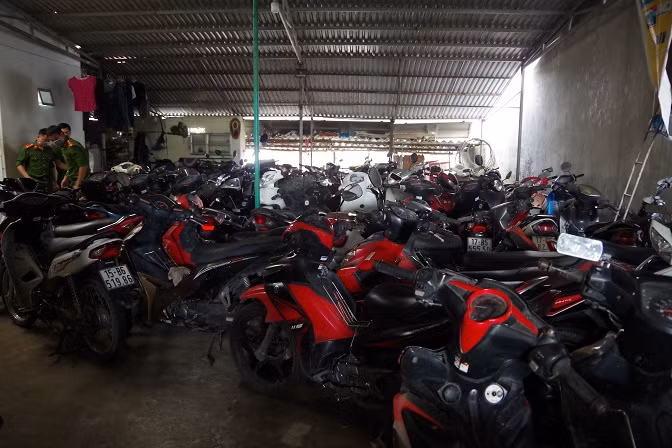 Hai Duong: Lat thu doan “trum” kho chua gan 100 moto nghi la tai san trom cap-Hinh-5
