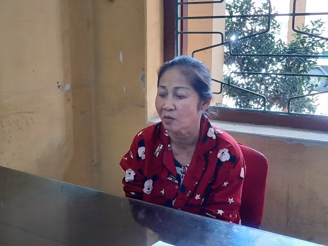 Hải Dương: Nữ quái U60 tàng trữ, mua bán ma túy trước cổng nhà Hai Duong: Nu quai U60 tang tru, mua ban ma tuy truoc cong nha
