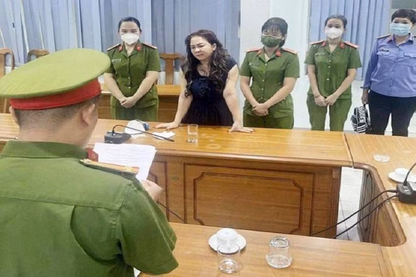 Công an TP HCM làm việc với êkip giúp Nguyễn Phương Hằng livestream. Sáng 25/6, Cơ quan CSĐT Công an TPHCM đã mời 3 cá nhân bị tố giác có vai trò đồng phạm với bị can Nguyễn Phương Hằng - Tổng giám đốc Công ty CP Đại Nam lên làm rõ một số nội dung liên quan cáo buộc giúp sức tích cực cho bà Hằng livestream đưa thông tin sai sự thật. Trước đó, ca sĩ Vy Oanh đã gửi đơn đến Công an TPHCM đề nghị khởi tố 9 cá nhân, có vai trò đồng phạm, giúp sức bà Nguyễn Phương Hằng.
