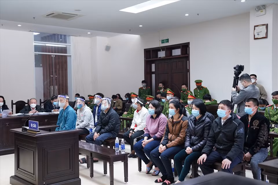 Đại án buôn lậu Công ty Nhật Cường: 14 bị cáo liên quan dại án "Buôn lậu" và "Vi phạm quy định về kế toán gây hậu quả nghiêm trọng" xảy ra tại Công ty TNHH Thương mại và Dịch vụ kỹ thuật Nhật Cường được đem ra xét xử, trong đó bị cáo lĩnh án cao nhất 14 năm tù. Vụ án đã gây thiệt hại cho nhà nước gần 30 tỷ đồng. Bùi Quang Huy - Tổng Giám đốc Công ty Nhật Cường hiện vẫn đang bỏ trốn.