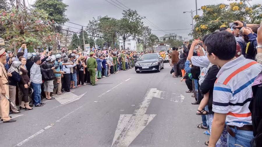 Hàng vạn người dân đứng trật tự 2 bên đường.
