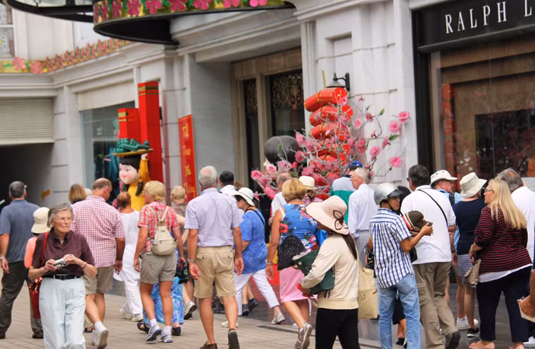 Những ngày giáp Tết Ất Mùi 2015, hàng nghìn du khách quốc tế từ khắp các nước vẫn đổ về TP HCM tham quan, du lịch.