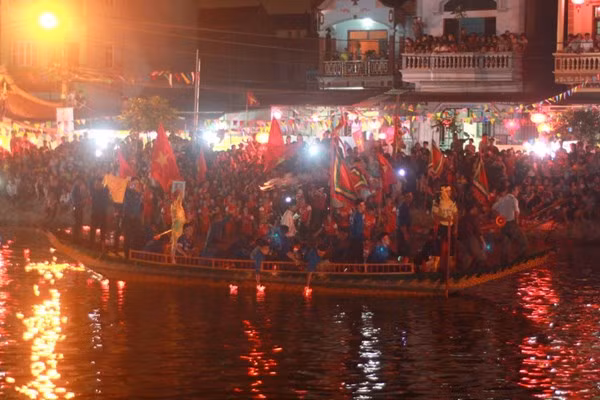 Năm nay, lễ hội được quận Bắc Từ Liêm phối hợp với Sở Văn hóa – Thể thao – Du lịch Hà Nội, Đài PT-TH Hà Nội tổ chức trên dòng sông Pheo (đoạn chảy qua phường Tây Tựu) với sự tham gia của 6 thuyền, chia làm 3 đội bơi. Ảnh: Thuyền thả hoa đăng dọc sông Pheo. 