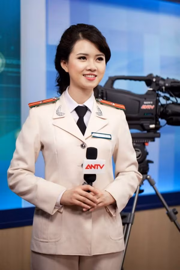 Ngoài vẻ đẹp Á Đông thuần khiết, Hương Giang còn khiến người xem nhớ đến mình bằng giọng nói đầy truyền cảm hay sự dịu dàng của một cô gái Việt.