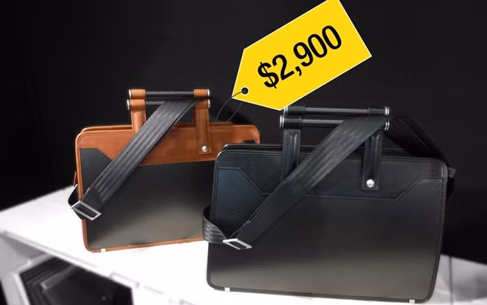 Cặp sách làm từ phụ kiện xe hơi: có giá 2.900 USD, chiếc cặp này được làm từ các phụ kiện của ô tô như các sợi carbon, nhôm và thậm chí cả dây an toàn. Thế nhưng những người siêu giàu vẫn sẵn sàng mua bởi chỉ vì chúng được lấy từ một chiếc siêu xe nào đó.