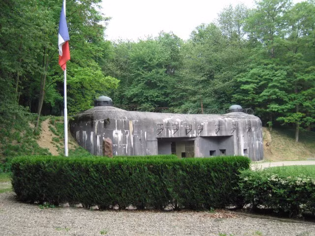 Maginot là loạt thành trì bê tông được Pháp xây dựng phía trước biên giới Thụy Sĩ và Đức trong thập niên 30 của thế kỷ trước. Nó ra đời dựa trên kinh nghiệm của Pháp trong Thế chiến I để chuẩn bị sẵn sàng cho Chiến tranh Thế giới thứ 2. Maginot bị bỏ hoang trong cuối năm 1944, đầu năm 1945 khi Phát xít Đức bị đẩy lui. 