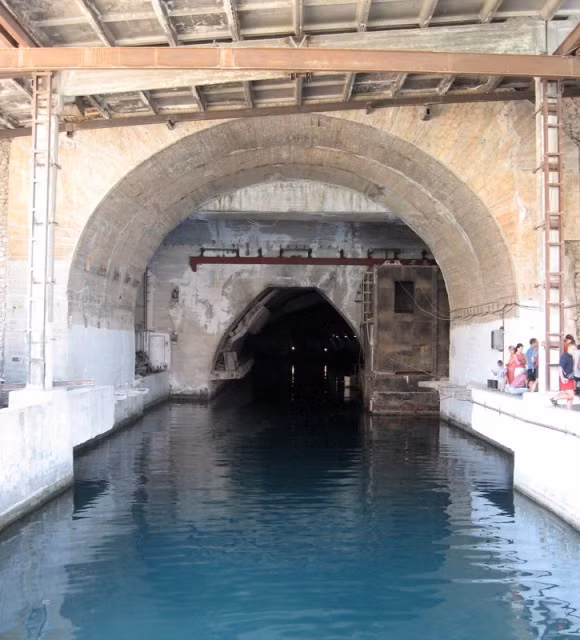 Căn cứ tàu ngầm Balaklava nằm trên bán đảo Crimea, Nga. Đây là một trong những cơ sở bí mật nhất của Liên Xô trong thời Chiến tranh Lạnh. Nó được xây dựng từ năm 1957 tới năm 1961 và bị đóng cửa năm 1993. Năm 2000, Balaklava được Nga bàn giao cho Ukraine dù nằm gần căn cứ của Hạm đội Biển Đen.