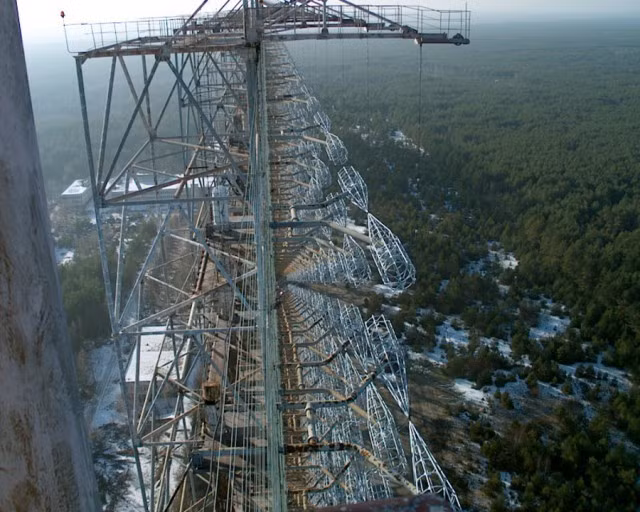 Duga 3 là trạm radar khổng lồ của Liên Xô trên lãnh thổ Ukraine. Nó là một phần của mạng lưới cảnh báo sớm, hoạt động từ năm 1976 tới 1989. Tuy nhiên, sự cố với nhà máy điện hạt nhân Chernobyl năm 1986 khiến nó nằm trong vùng nhiễm xạ và bị đóng cửa sau đó.