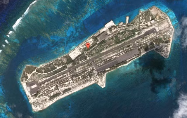 Johnston Atoll là vùng lãnh thổ chưa hợp nhất của Mỹ. Trong gần 70 năm, nơi đây do quân đội kiểm soát và sử dụng để tiếp nhiên liệu cho chiến đấu cơ hay thử nghiệm vũ khí. Các hoạt động này khiến môi trường bị tàn phá. Năm 2004, quân đội Mỹ chuyển giao Johnston Atoll cho chính quyền dân sự quản lý.