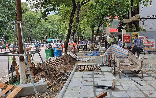 Ai chịu trách nhiệm vụ lát đá vỉa hè nhanh hỏng ở Hà Nội? Ai chiu trach nhiem vu lat da via he nhanh hong o Ha Noi?