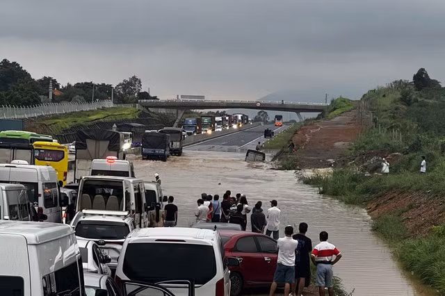 "Thất thủ" cao tốc Phan Thiết - Dầu Giây: Xe ngập nước, tài xế được bồi thường? Nhiều xe chết máy vị điểm ngập úng trên cao tốc Phan Thiết - Dầu Giây.