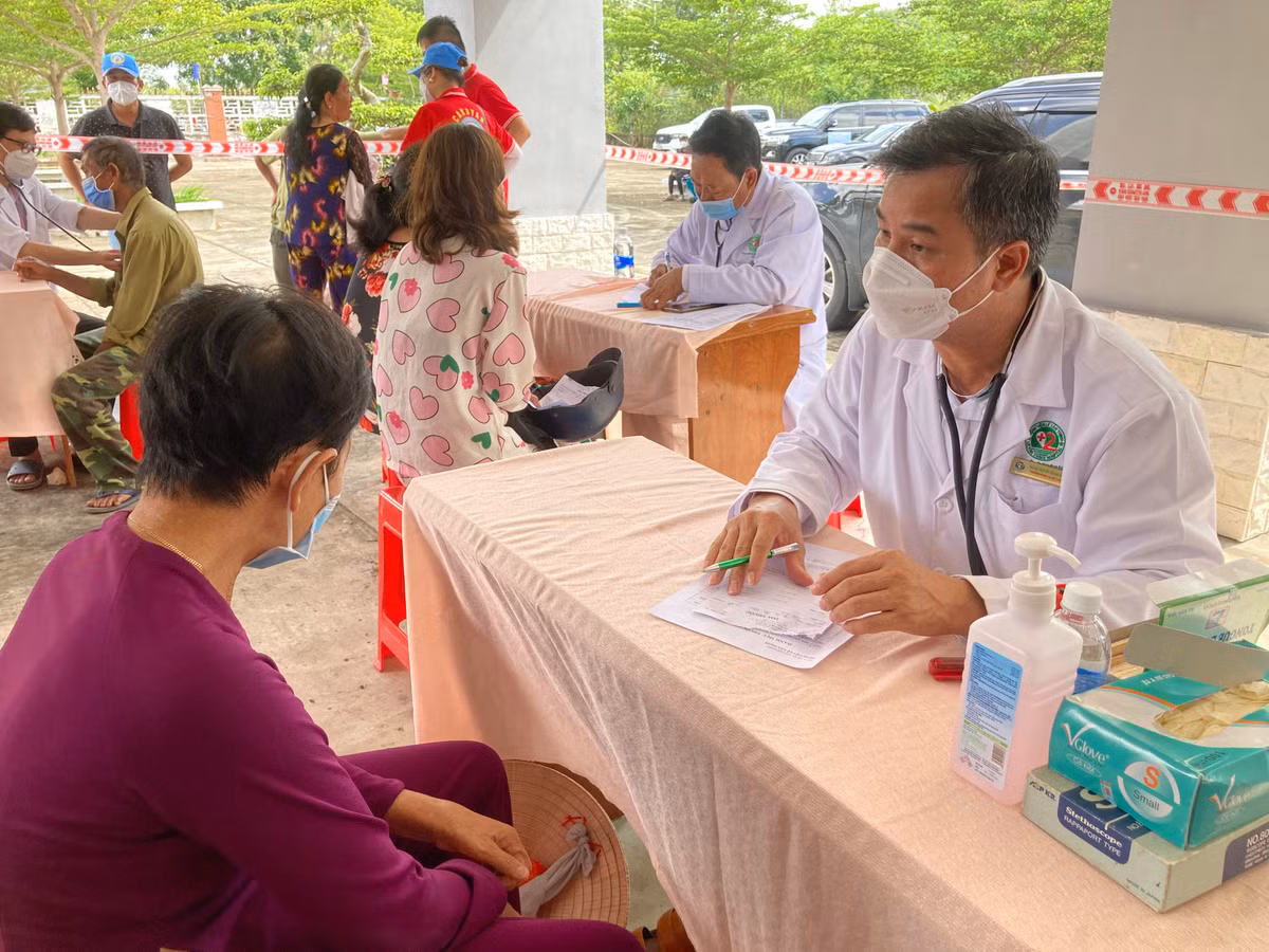 Các trường hợp khám hậu Covid-19 thường gặp các dấu hiệu liên quan đến cơ xương khớp, đau họng kéo dài, chóng mặt, ho kéo dài, nhức đầu, tê bì tay chân, nổi ngứa.
