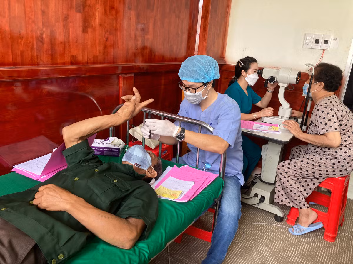 Đoàn bác sĩ của Bệnh viện Mắt TP HCM đã khám sàng lọc và mổ đục thủy tinh thể cho 90 trường hợp là người cao tuổi, người khuyết tật, tai biến phải ngồi xe lăn. Trong đó, hoàn cảnh đặc biệt khó khăn là một cụ bà 80 tuổi, làm mướn nuôi cháu nhỏ. Bà bị mờ mắt, đau nhức do tăng nhãn áp, chỉ nhìn xa được cỡ hơn gang tay.